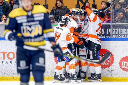 Karlskronas Morten Madsen jublar med lagkamrater