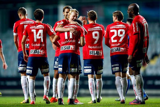Örgrytes William Atashkadeh klappas om av lagkamrater