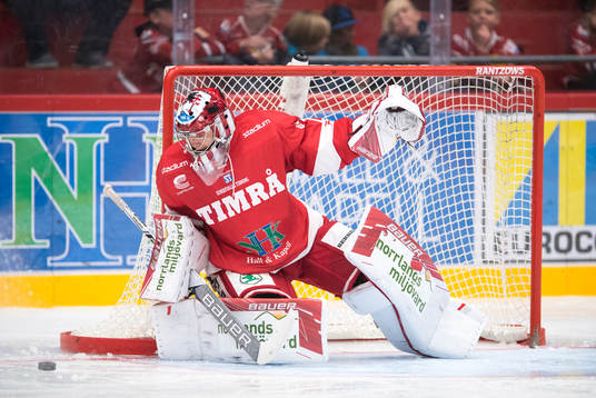 Timrås målvakt Victor Brattström räddar skott
