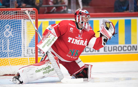 Timrås målvakt Victor Brattström räddar