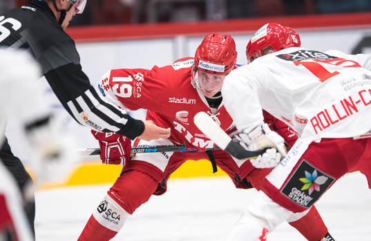 Timrås Erik Karlsson tekar mot Almtunas Victor Rollin