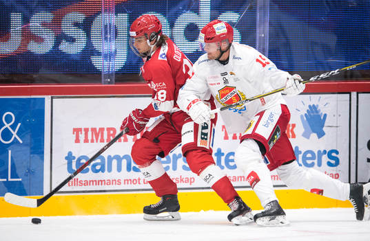 Timrås Jacob Olofsson i närkamp mot Almtunas William Quist