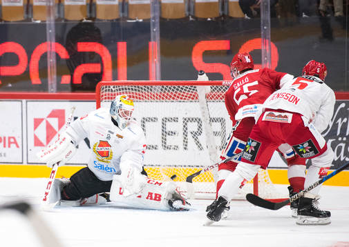 Almtunas målvakt Arvid Ljung  släpper in mål
