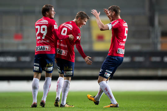 Örgrytes Albin Skoglund jublar ihop med Danny Ervik och