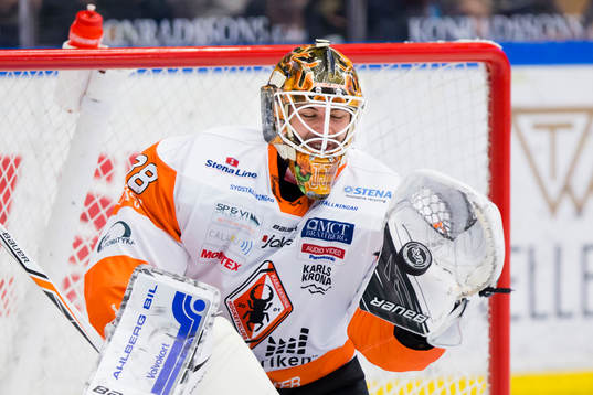 Karlskronas målvakt Johannes Jönsson räddar