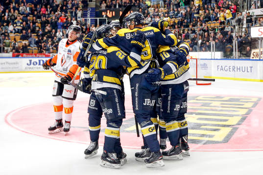 s David Ullström jublar med lagkamrater