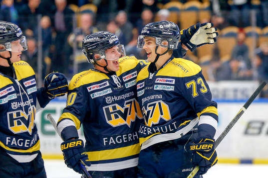 s Sebastian Wännström jublar med lagkamrater