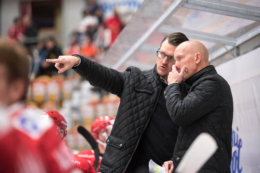 Timrås assisterande tränare Johan Thelin diskuterar med