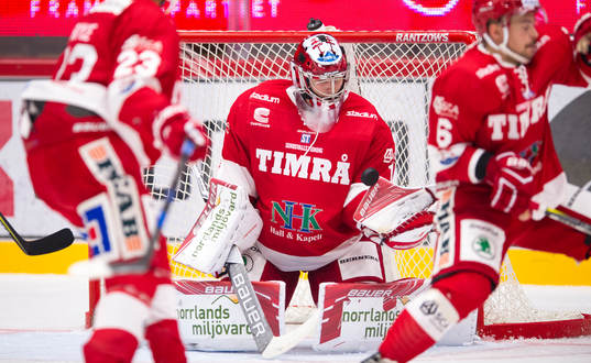 Timrås målvakt Victor Brattström räddar
