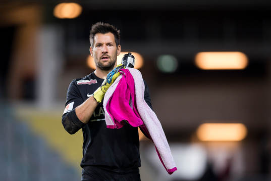 Örgrytes målvakt Stojan Lukic tackar publiken