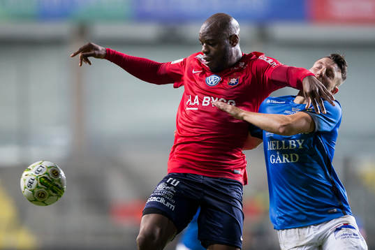 Örgrytes Hakeem Araba i kamp om bollen med Trelleborgs