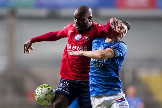 Örgrytes Hakeem Araba i kamp om bollen med Trelleborgs