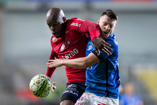 Örgrytes Hakeem Araba i kamp om bollen med Trelleborgs