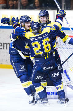 s Max Wärn, Erik Brännström och David Gustafsson jublar