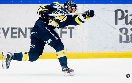 s Erik Brännström skjuter sönder sin klubba