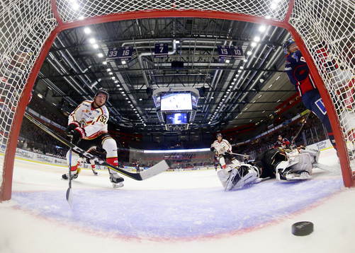 Mål 1-1 av Linköpings Derek Roy förbi Luleås målvakt