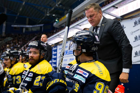 s Bill Sweatt i samspråk med HV71:s assisterande tränare