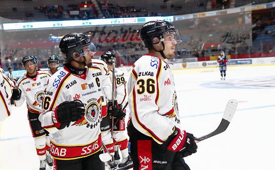Luleås Emil Larsson och Niklas Olausson jublar