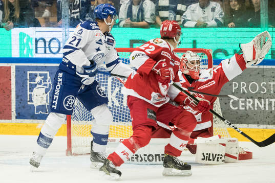 Troja/Ljungby Trojas målvakt Robin Johansson räddar