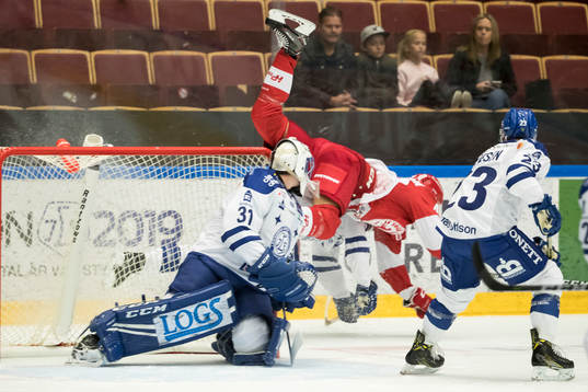 Troja/Ljungby Trojas Alfred Andersson flyger bakom Leksands