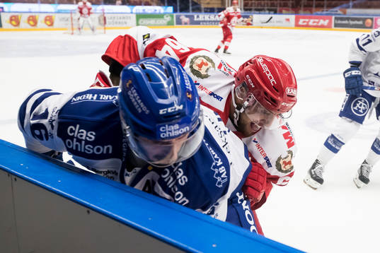 Leksands Fredrik Lindgren  i närkamp vid sargen med