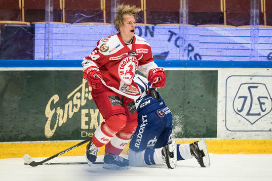Troja/Ljungby Trojas Alexander Edström tappar hjälmen i