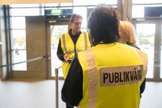 Publikvärd innan ishockeymatchen i HockeyAllsvenskan