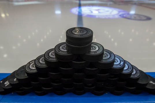 Puckar innan ishockeymatchen i HockeyAllsvenskan mellan