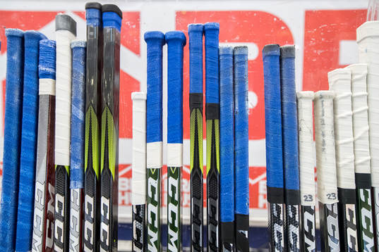 Klubbor innan ishockeymatchen i HockeyAllsvenskan mellan
