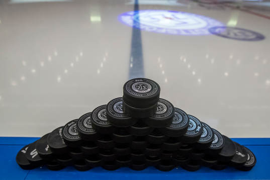Puckar innan ishockeymatchen i HockeyAllsvenskan mellan