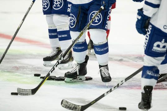 Klubbor och puckar innan ishockeymatchen i