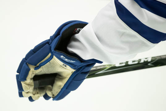 Leksands handske i ishockeymatchen i HockeyAllsvenskan