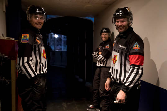 Domare David Bergman och linjemän Andreas Lunden och David