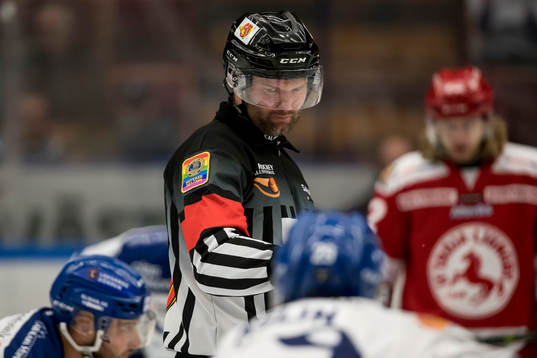 Huvuddomare David Bergman i ishockeymatchen i
