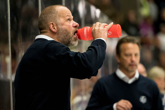 Leksands tränare Markus Åkerblom  i ishockeymatchen i