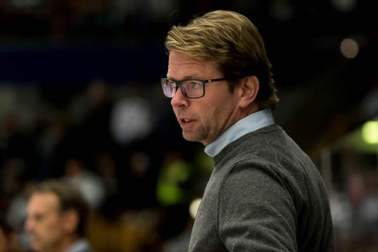 Troja/Ljungby tränare Pelle Svensson i ishockeymatchen i