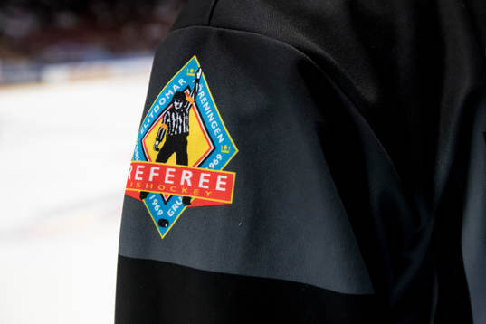 Domar tröja i ishockeymatchen i HockeyAllsvenskan mellan