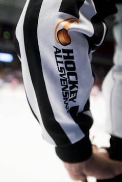 Domar tröja i ishockeymatchen i HockeyAllsvenskan mellan