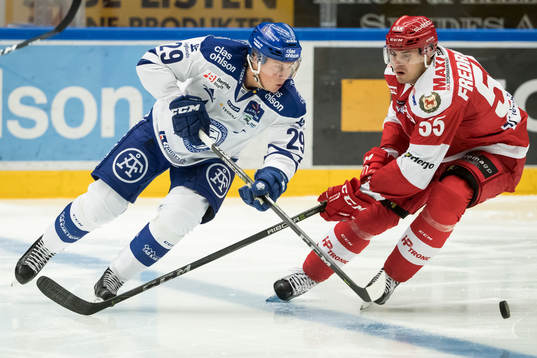 Leksands David Åslin i kamp om pucken med Troja/Ljungby