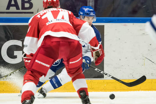 Leksands Oskar Lang  i ishockeymatchen i HockeyAllsvenskan