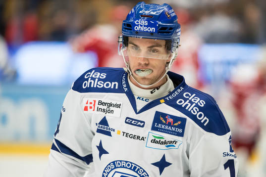 Leksands Oskar Lang  i ishockeymatchen i HockeyAllsvenskan