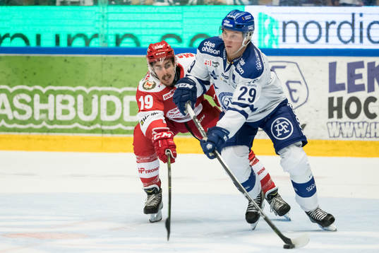 Troja/Ljungby Trojas Jens Holmström jagar Leksands David