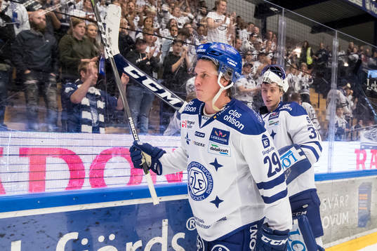 Leksands David Åslin och målvakt Jonas Arntzen  tackar