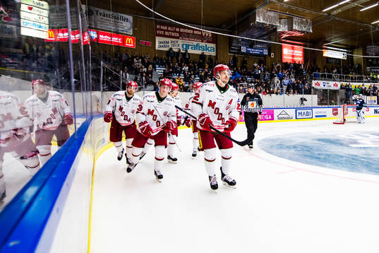 Modos Sam Marklund, Jesper Sellgren och Emil Mohlin jublar