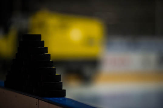 NKT arena med puckstapel invändigt innan ishockeymatchen i