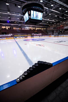 NKT arena med puckstapel invändigt innan ishockeymatchen i