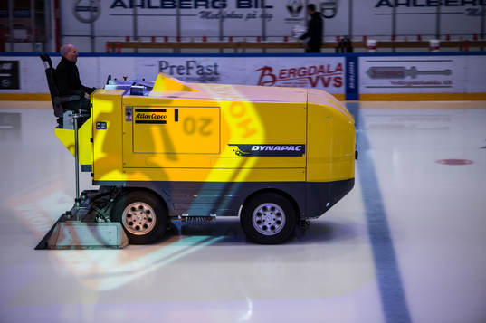 NKT arena, ismaskin med KHK logotyp, invändigt innan