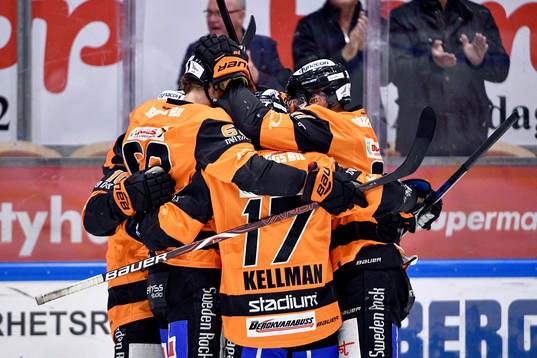 Karlskronas Bobbo Peterssonjublar med lagkamrater