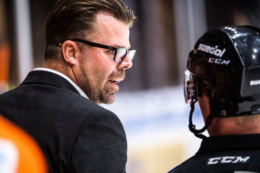 Karlskronas tränare Ove Molin  i diskussion med domaren