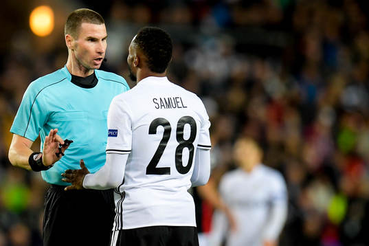 Referee Georgi Kabakov of Bulgaria talks to Samuel